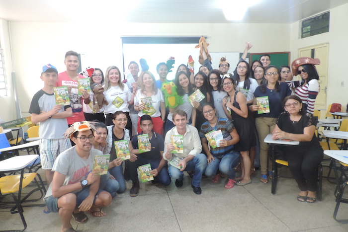 Pessoas de pé sorrindo sorrindo para fotografia
