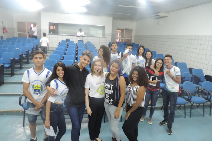 Pessoas pé sorrindo para fotografia 