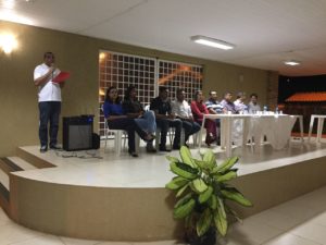 Pessoas sentadas atrás de uma mesa
