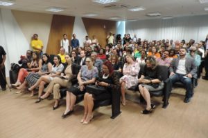 Pessoas sentadas em auditório