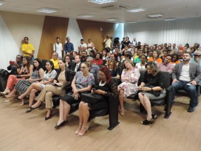 Pessoas sentadas em auditório