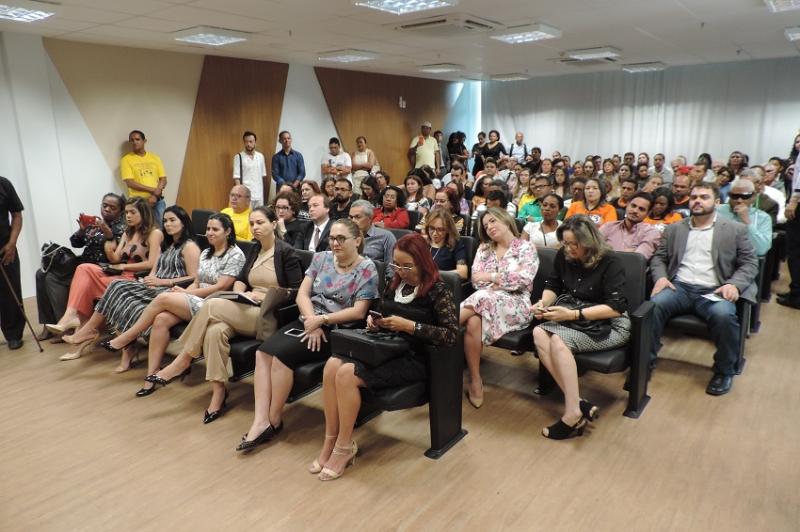 Pessoas sentadas em auditório