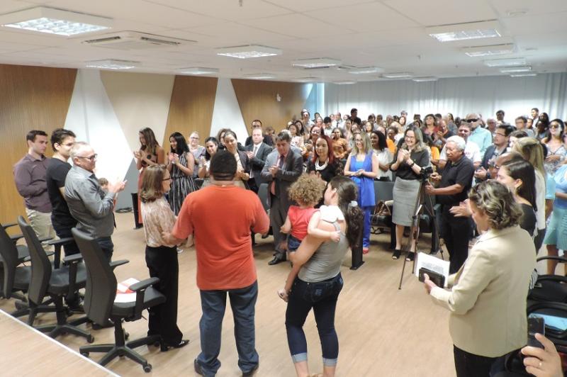 Pessoas de pé 