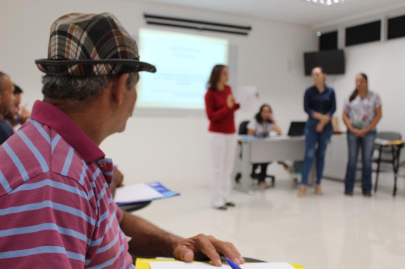 Homem olhando para mulher que está de pé conversando 