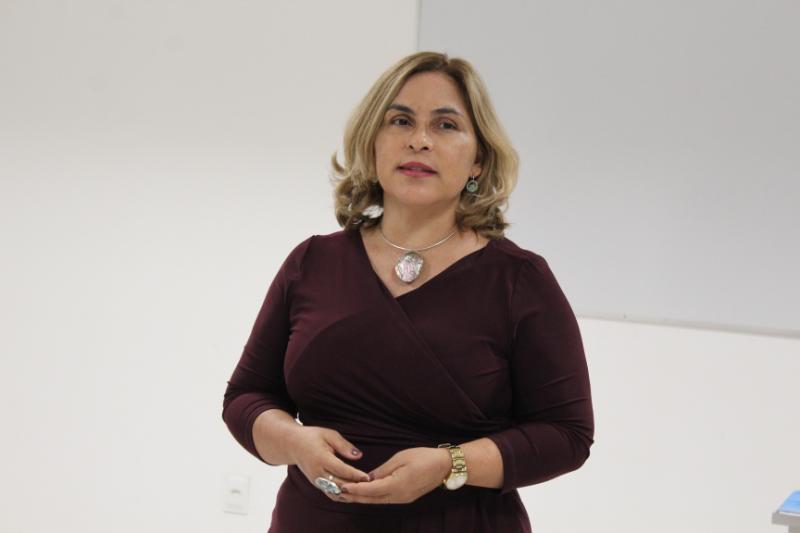 Mulher de pé conversando 