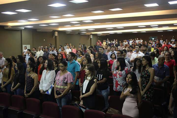 Pessoas de pé em auditório 