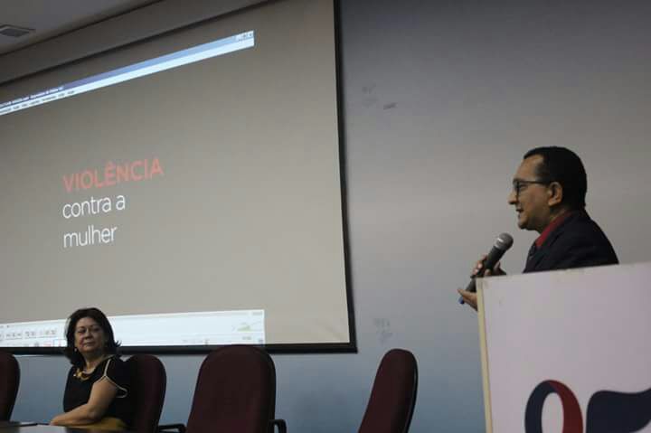 Pessoa olhando para pessoa sentada