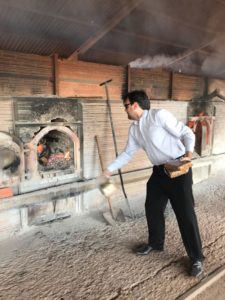 Pessoa jogando tablete de droga em um forno