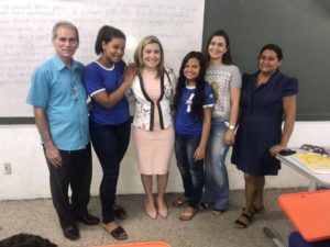 Seis pessoas de pé sorrindo