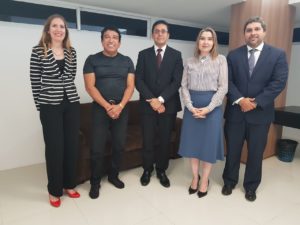 Pessoas de pé olhando para a pessoa que faz a fotografia delas