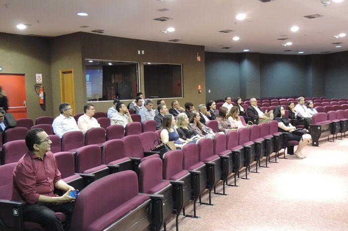 Pessoas sentadas em auditório 