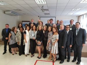 Pessoas de pé sorrindo para fotografia