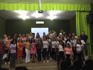 Pessoas de pé sorrindo para fotografia
