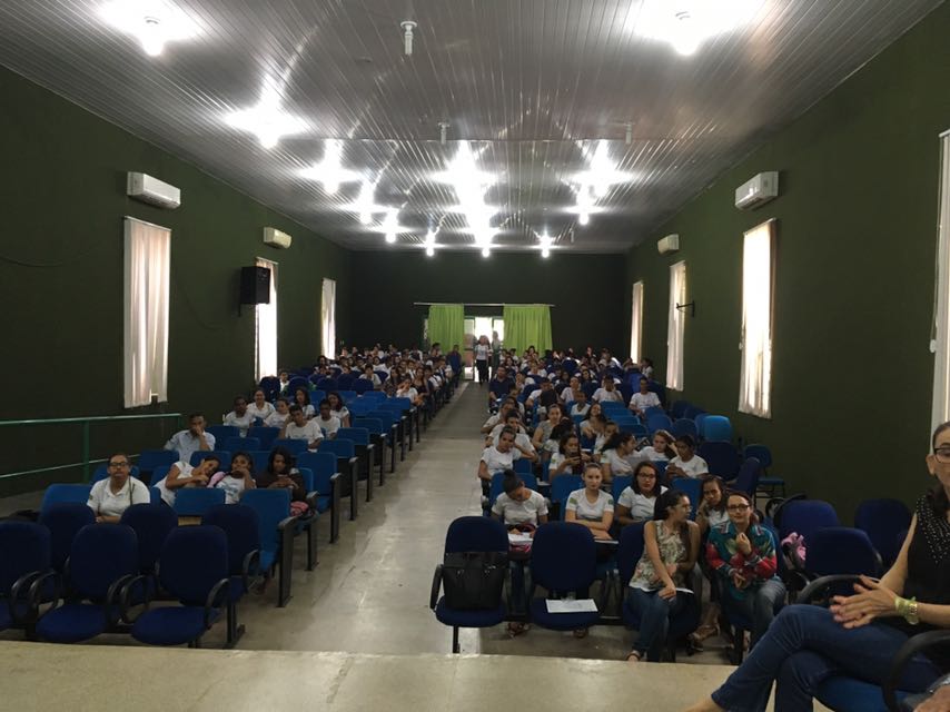 Pessoas sentadas em auditório