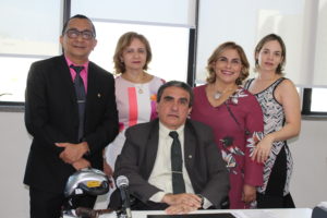 Pessoas de pé sorrindo para fotografia