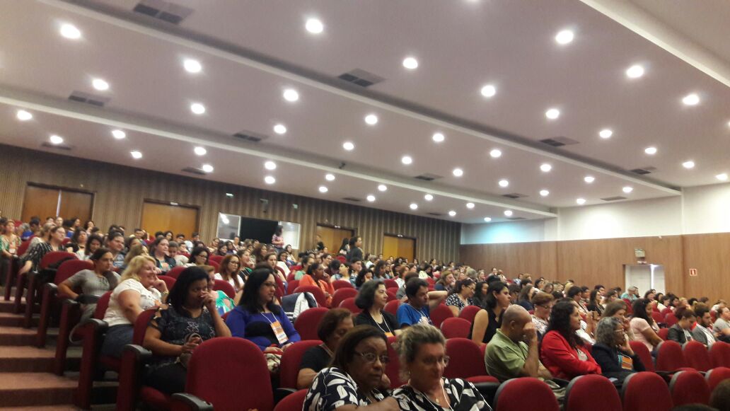 Pessoas sentadas em auditório 
