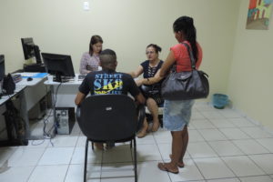 Pessoas sentadas conversando um com o outro