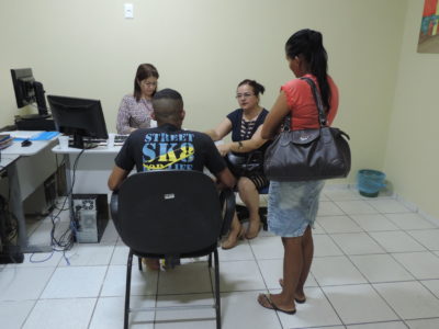 Pessoas sentadas conversando um com o outro