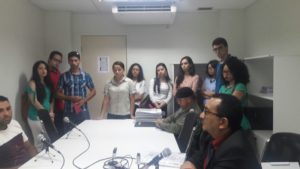 Pessoas sentadas numa sala de audiência