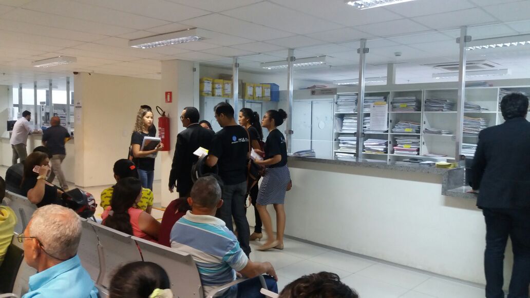 Pessoas de pé em recepção de fórum 