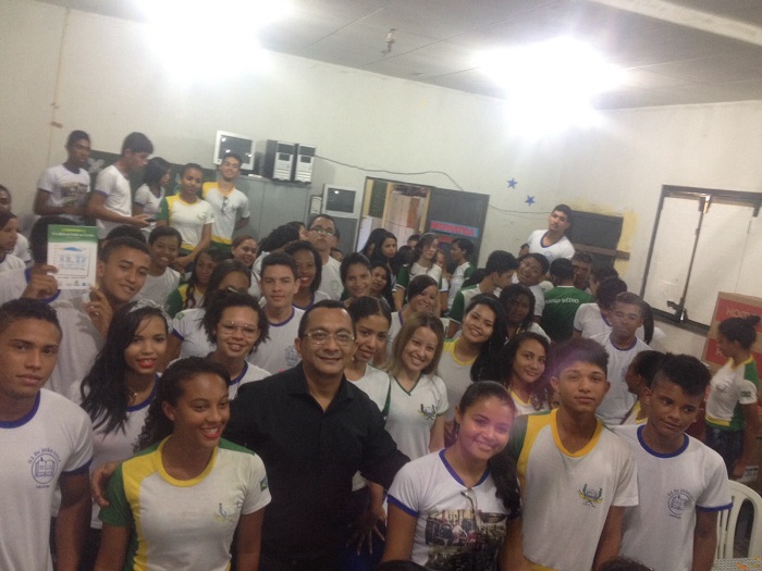 Promotor e estudantes na sala de aula