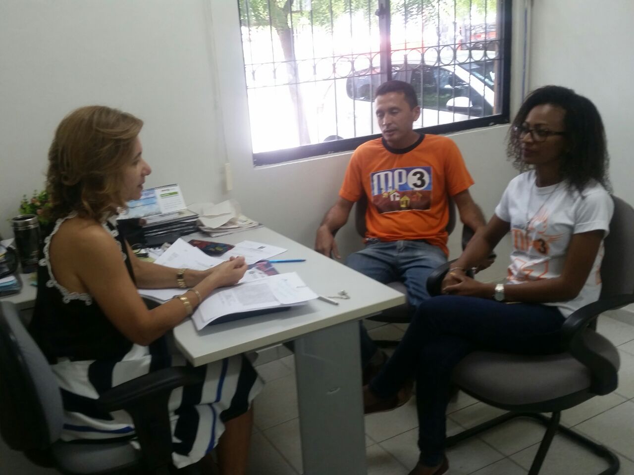 Reunião na sala da Promotora de Justiça