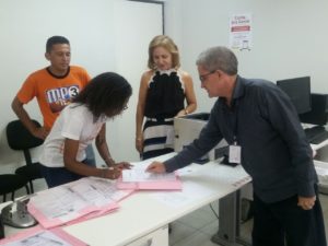 Pessoas em torno de uma mesa