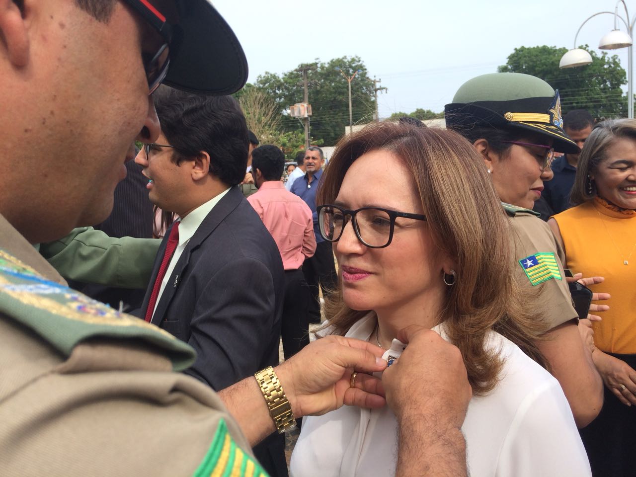 Promotora recebendo medalha