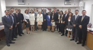 Membros do colégio de diretores posando de pé