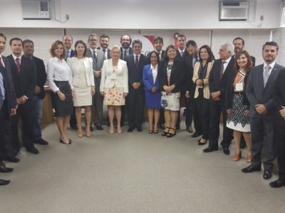 Membros do colégio de diretores posando de pé