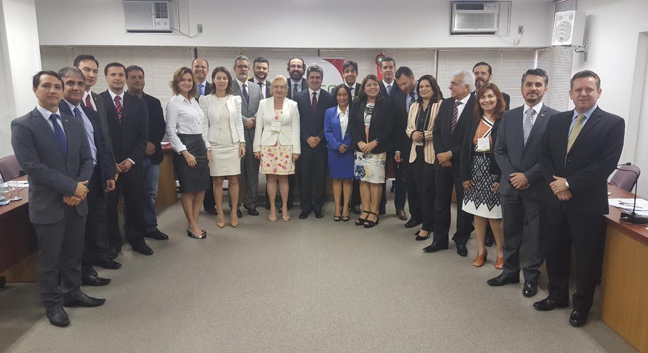 Membros do colégio de diretores posando de pé