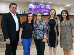 Promotores de Justiça posam de pé durante evento