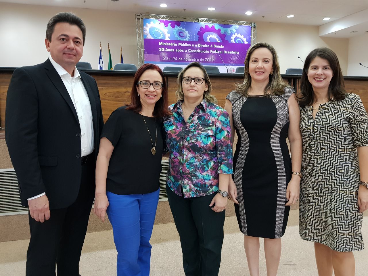 Promotores de Justiça posam de pé durante evento