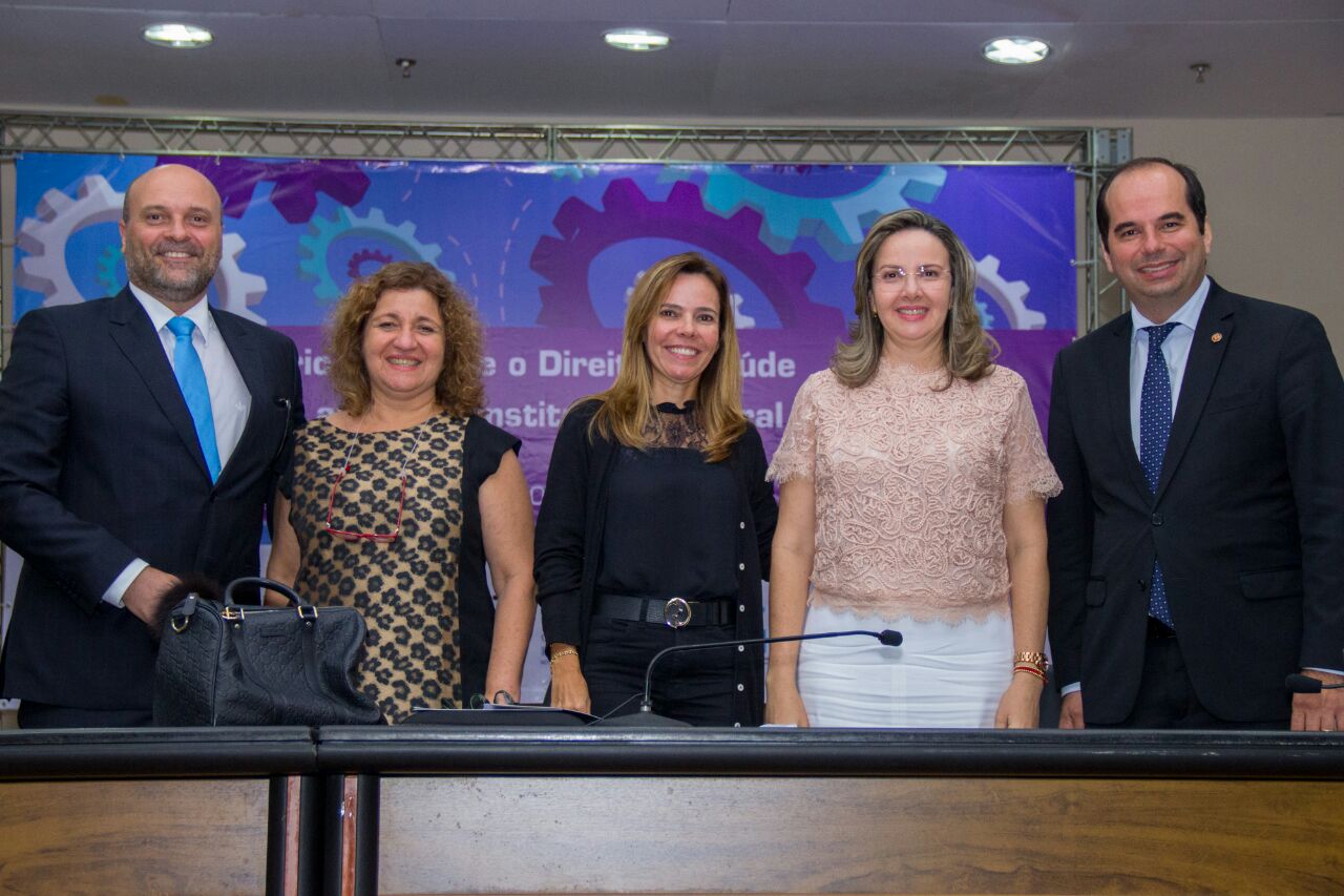 Mesa de discussão com a promotora Cláudia Seabra