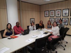 Pessoas sentadas em volta de uma mesa