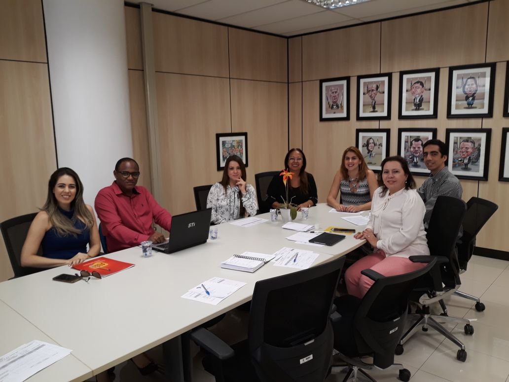 Pessoas sentadas em volta de uma mesa