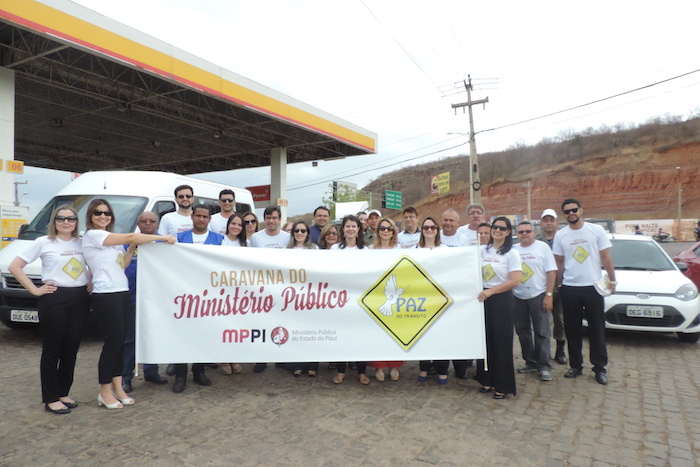 Membros do MPPI e servidores com uma faixa da Caravana