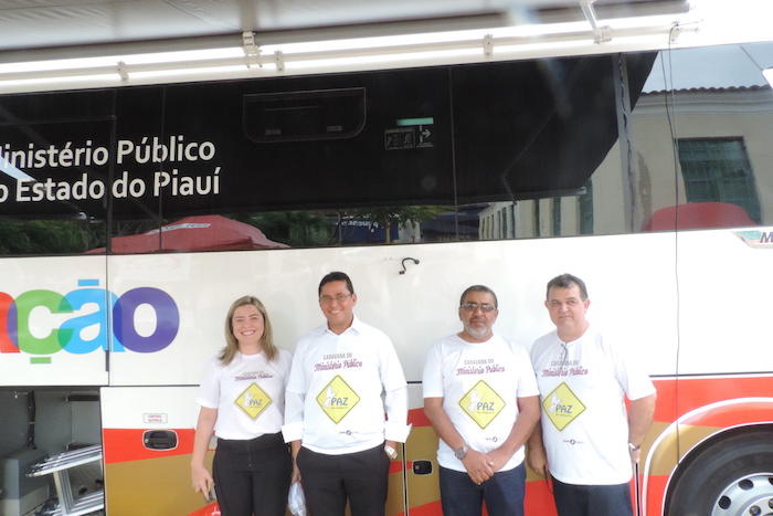 PGJ e promotores perto do ônibus do MPPI itinerante
