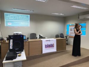 Promotora ministra palestra