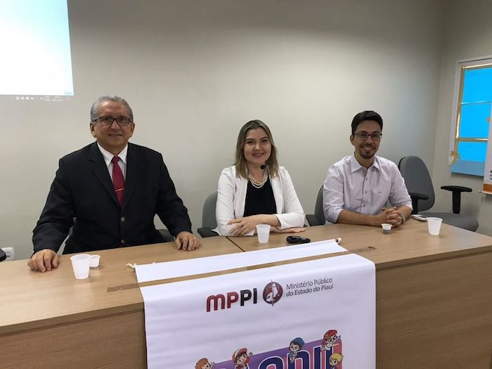 Promotores em mesa de honra