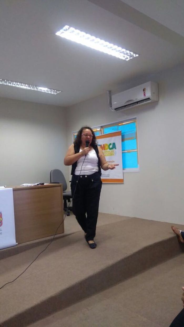 Pessoa ministrando palestra