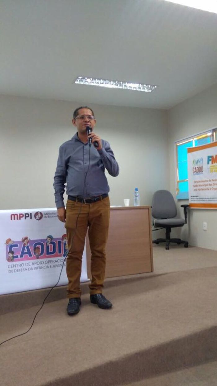Pessoa ministrando palestra