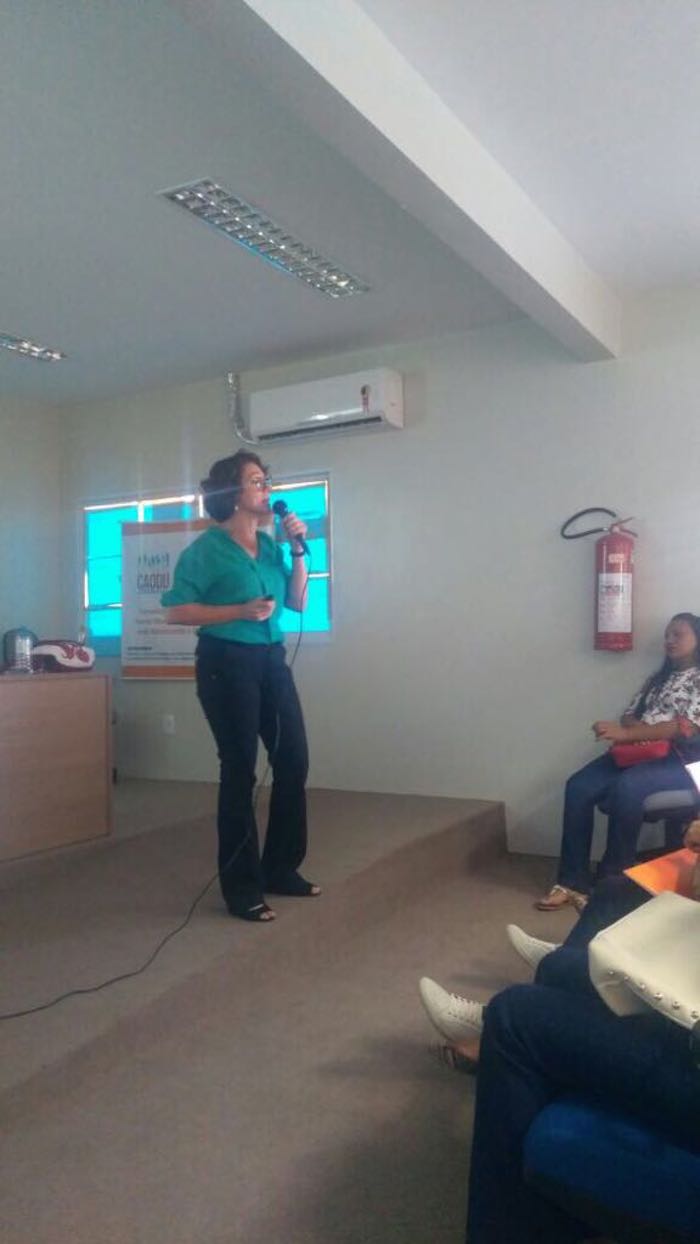 Pessoa ministrando palestra