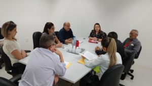Pessoas em sala de reuniões