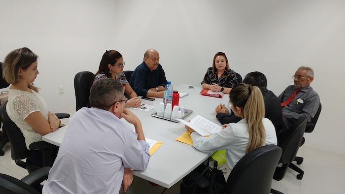 Pessoas em sala de reuniões