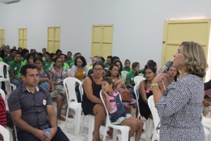 Promotora de Justiça ministrando palestra
