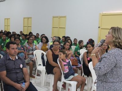 Promotora de Justiça ministrando palestra