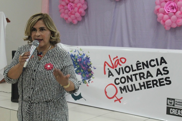 Promotora de Justiça ministrando palestra