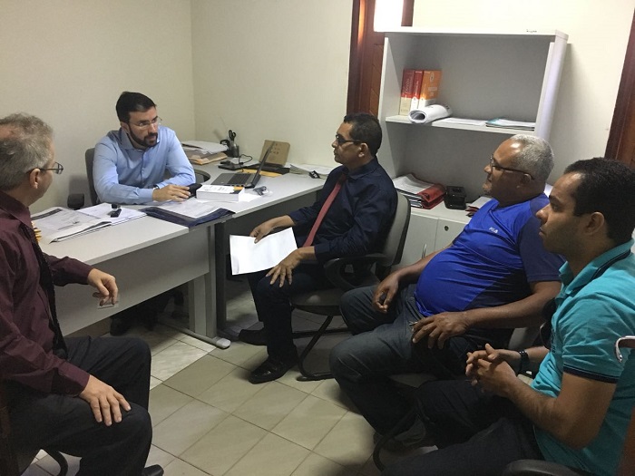 Promotor Raimundo Júnior e representantes da Prefeitura de Esperantina