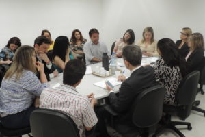 Pessoas em torno de mesa de reuniões